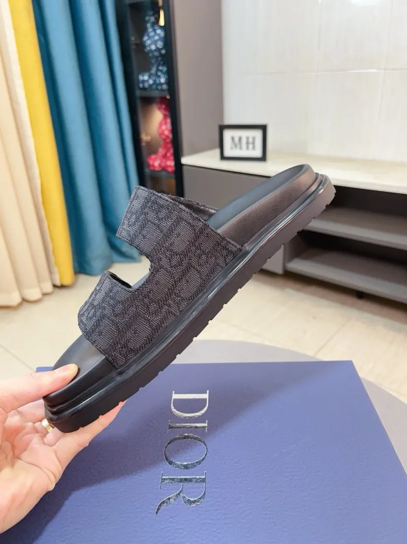 Men's Men's Shoes 💰320🌸🌸Dior Aqua Men's Sandals Slippers. Showcasing Dior haute couture design. The Dior gray suede strap is accented with an aluminum Dior buckle for added style. Paired with a comfortable tonal notch sole, they pair easily with shorts or jeans for a sophisticated look. Main body: suede cow leather, technical fabric lining: cow leather, with adjustable straps, aluminum Dior buckle, Dior gray EVA insole, tonal notch rubber outsole splicing structure👌👌size: 38-44 (45.46 customized)